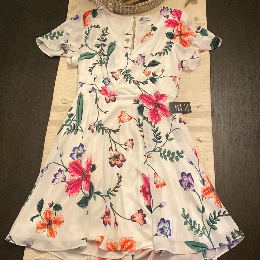 NWT Express wrap dress. Size 4. Color white with flowers